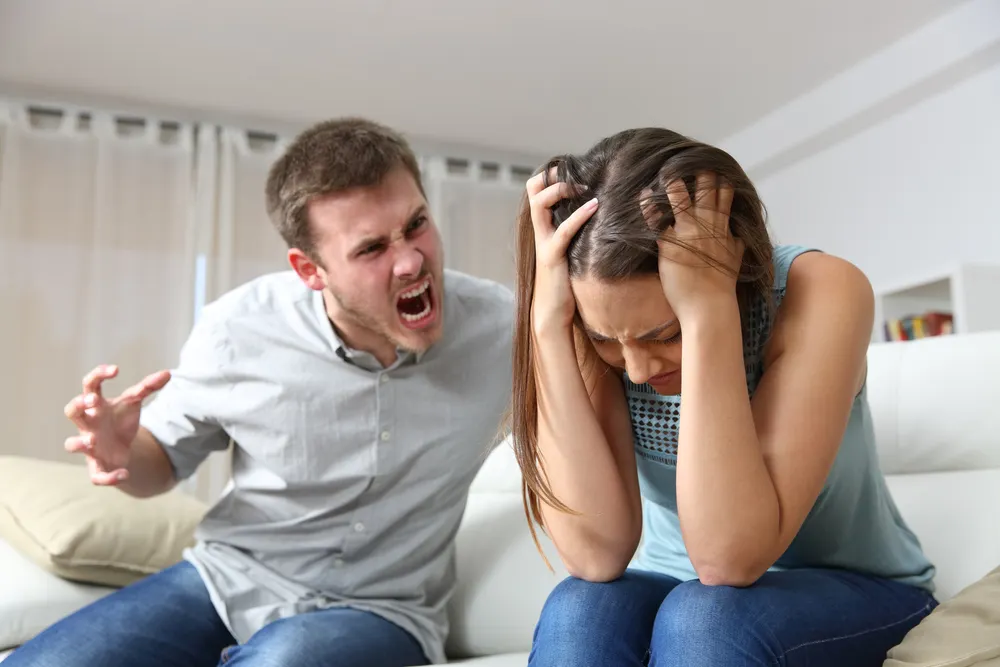 hombre-gritandole-a-su-pareja