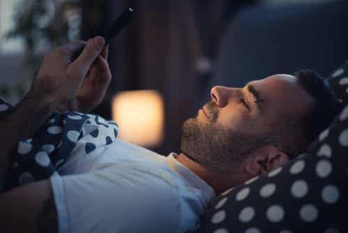 Hombre mirando el móvil: rutina nocturna