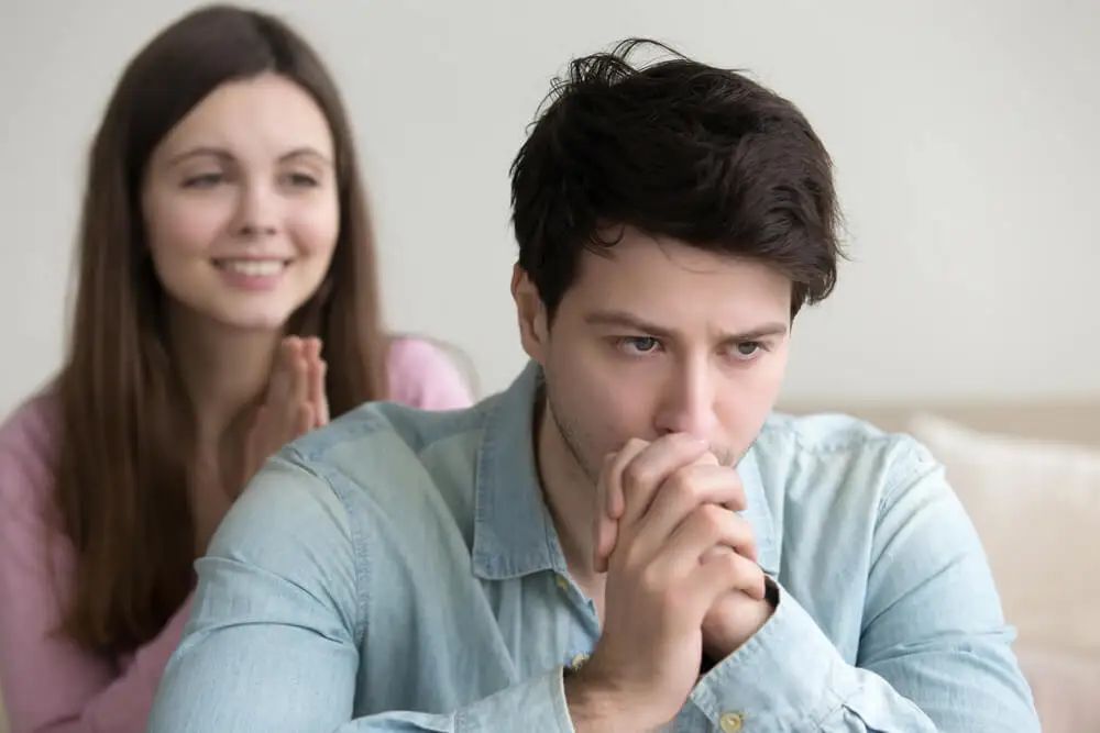 Le persone con una doppia vita condizionano la vita degli altri.