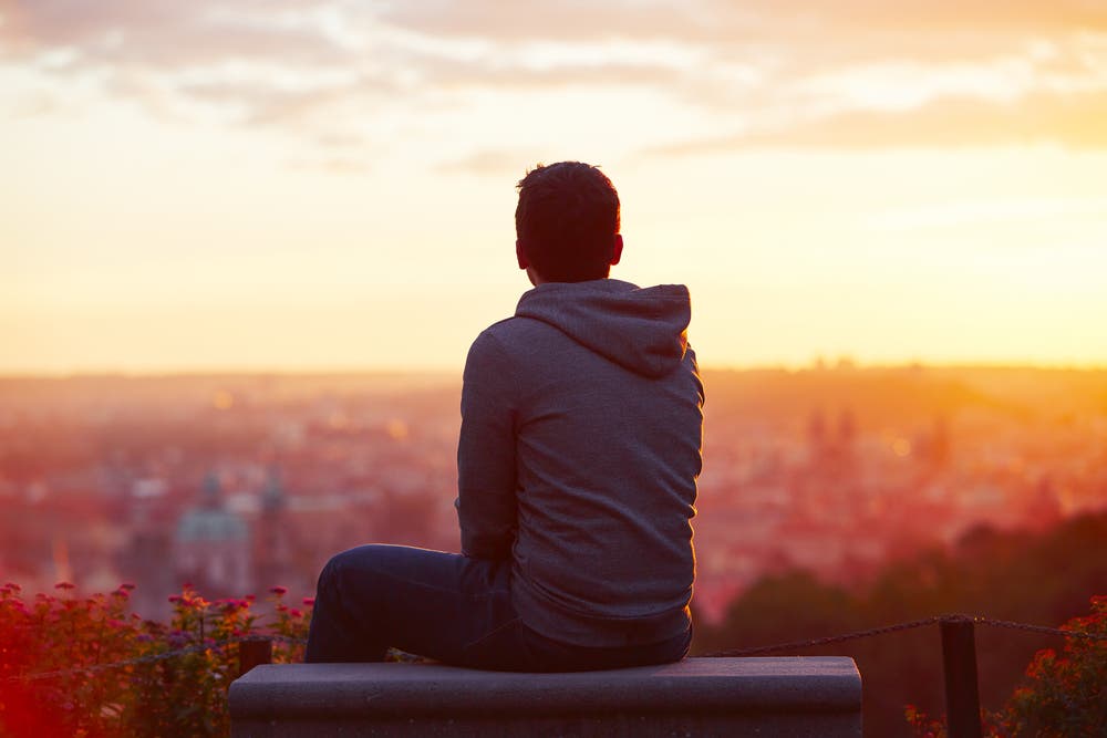 Hombre pensativo mirando el paisaje