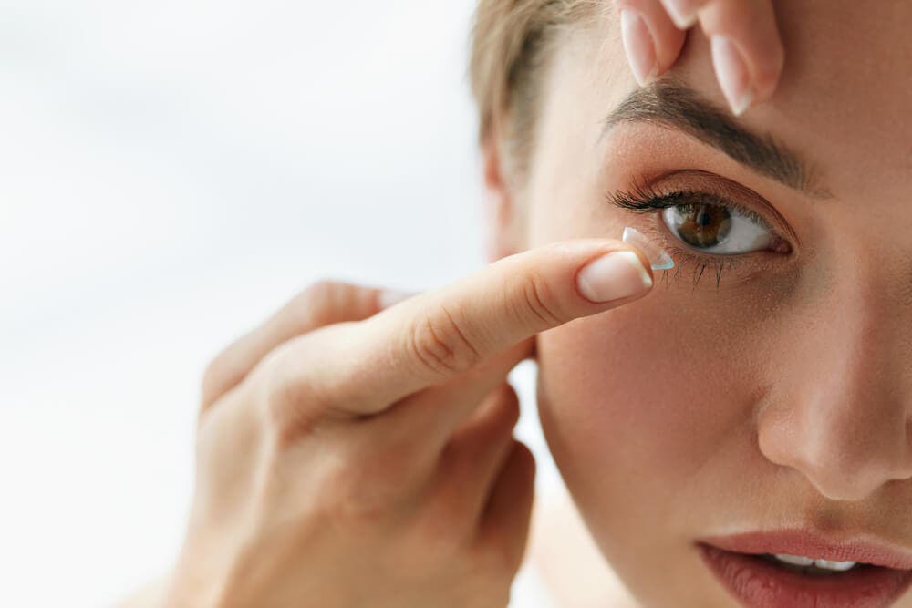 cómo colocarse lentes de contacto blandas