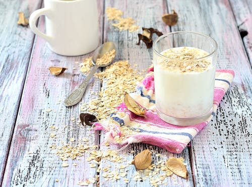 Los beneficios de consumir leche de avena
