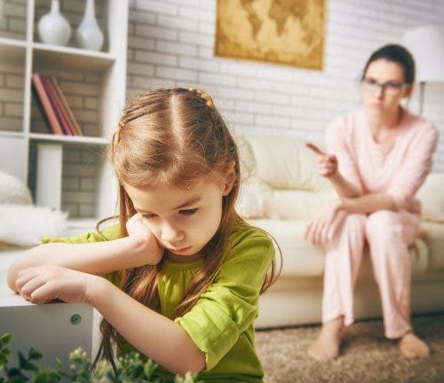 Madre regañando a su hija