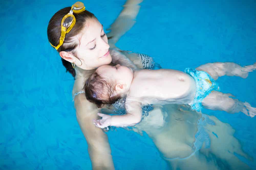 Maman et son bébé dans la piscine. 