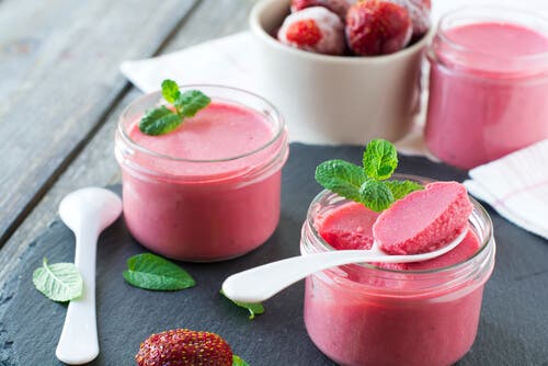 Mousse ligero de fresa y almendra, sin lácteos y sin azúcar
