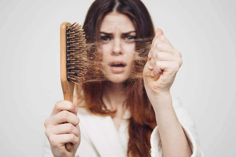 Cepillo de cabello con restos.