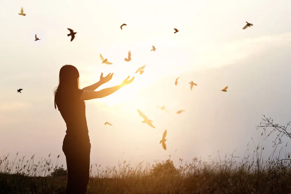 mujer-con-pajaros-libre