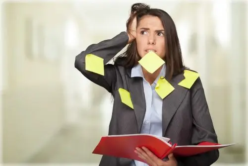 mujer que sufre la ansiedad y el estrés