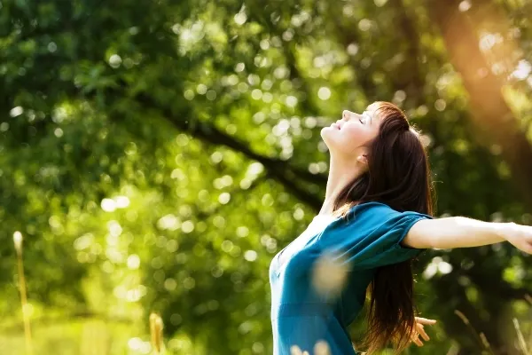 Mujer feliz que se libera de la ansiedad y el estrés