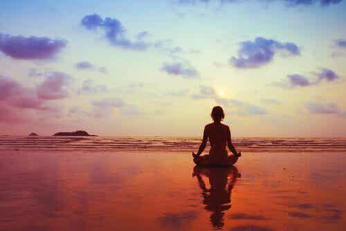 Mujer meditando mirando al horizonte