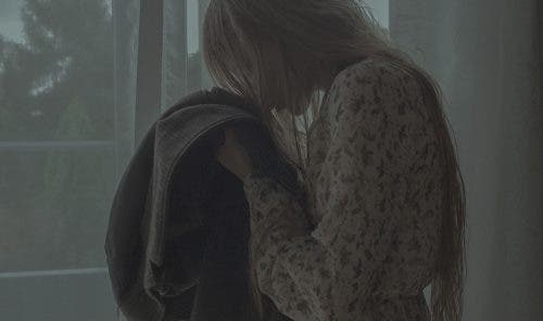 Mujer oliendo una chaqueta