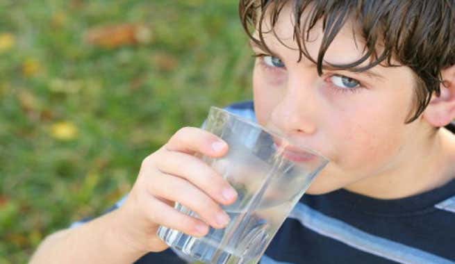 Niño bebiendo agua