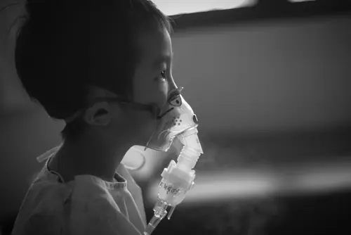 Niño sometido a tratamiento de la neumonía