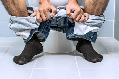 Varón con dolor durante la defecación por hemorroides
