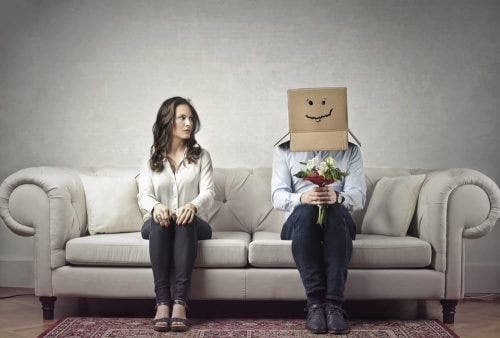 Pareja con bolsa en la cabeza