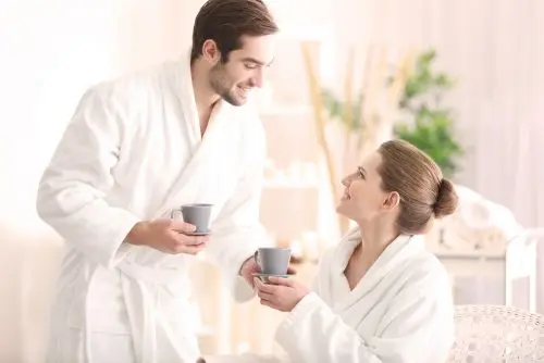 personas sumisas tomando cafe
