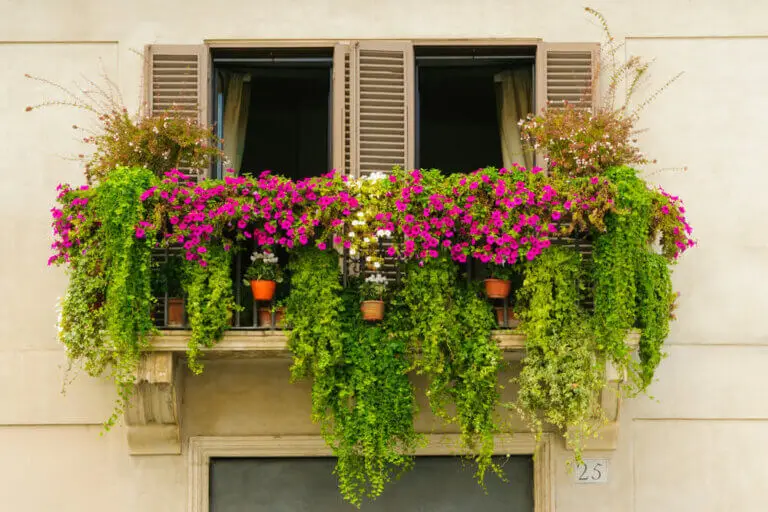 13 minijardines urbanos para darle armonía a tu balcón
