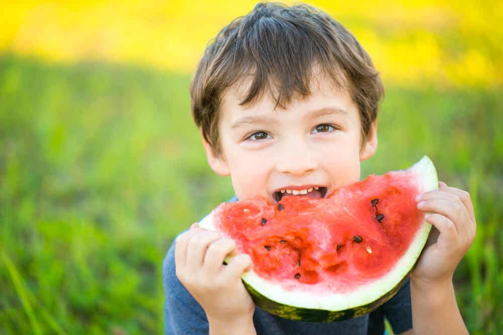 Qué hacer si un niño no quiere comer fruta y verdura