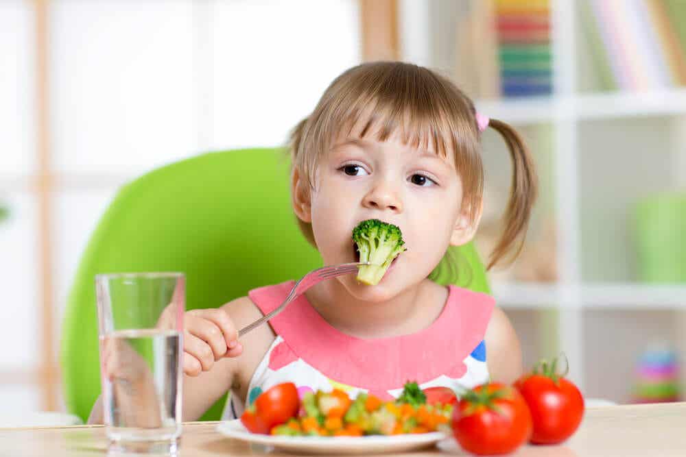 Hablar al niño sobre los beneficios de las frutas y verduras