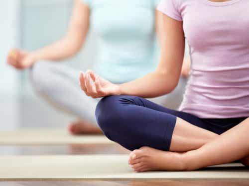 yoga para reducir el estrés e hipertiroidismo