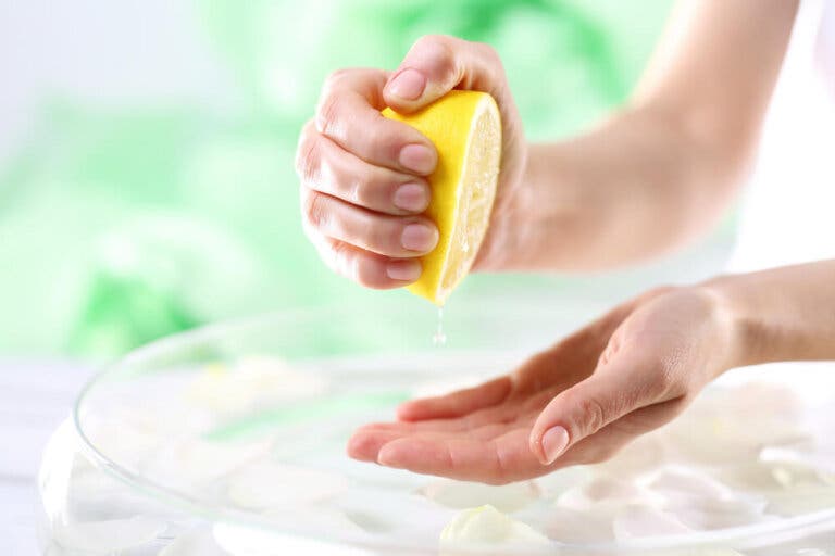 4 remedios naturales para aclarar las manos