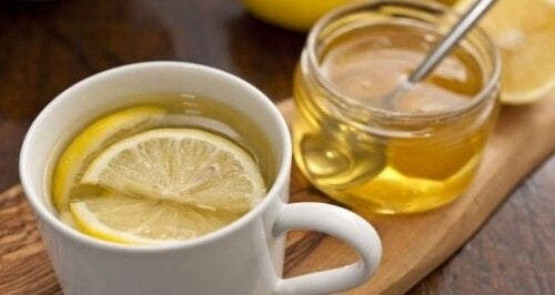 Taza de infusión de miel con limón para la picazón de garganta