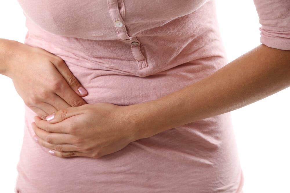 Mujer con dolor de apendicitis