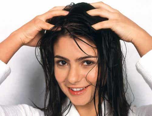 Puedes cuidar tu cuero cabelludo con mascarillas y aceites naturales. 