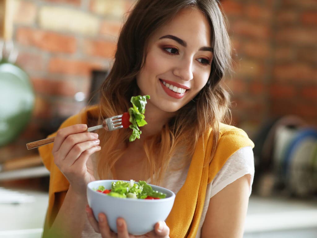 Mujer comiendo una ensalada