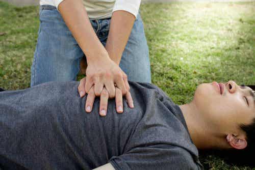 masaje cardiopulmonar de primeros auxilios