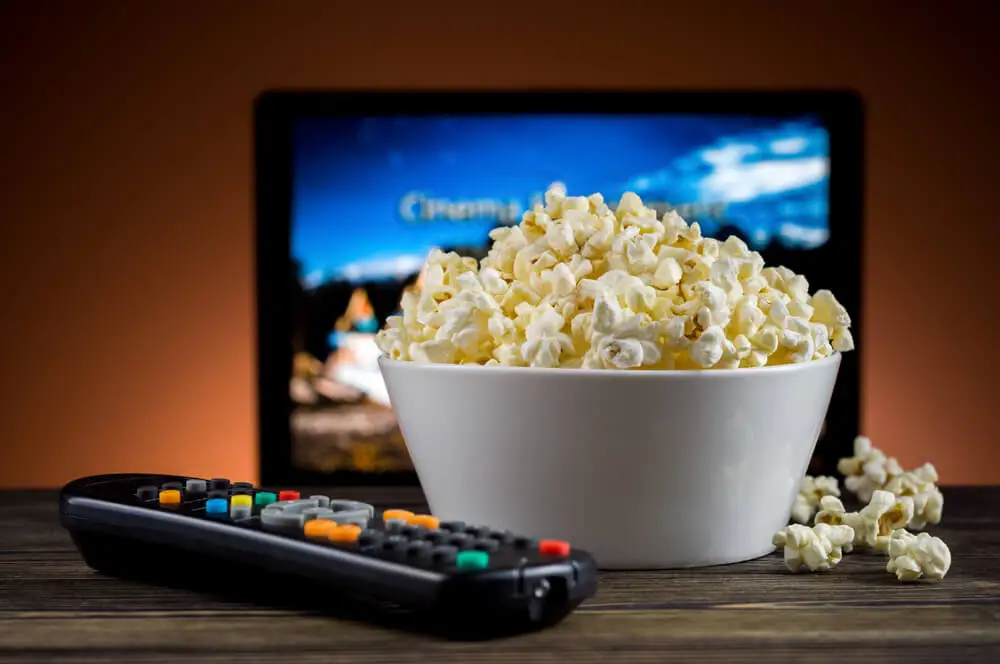 Ver cine en casa.