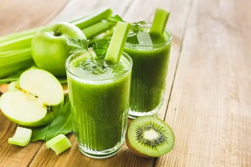 Batido verde y verduras: kiwi, manzanay apio.
