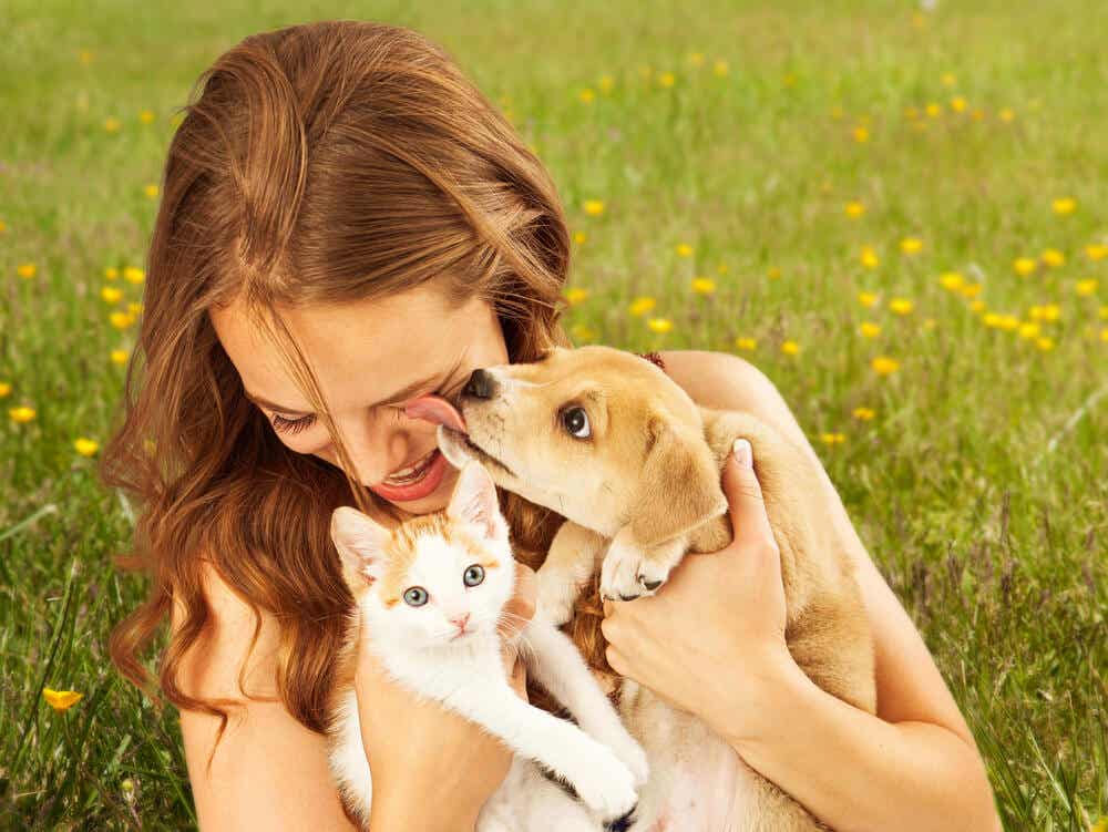 Mujer feliz con sus mascotas