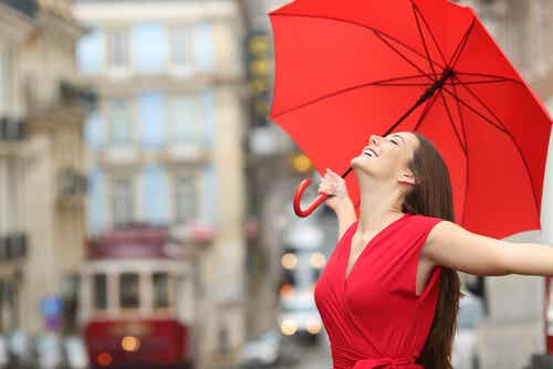 ragazza con abito e ombrello rosso
