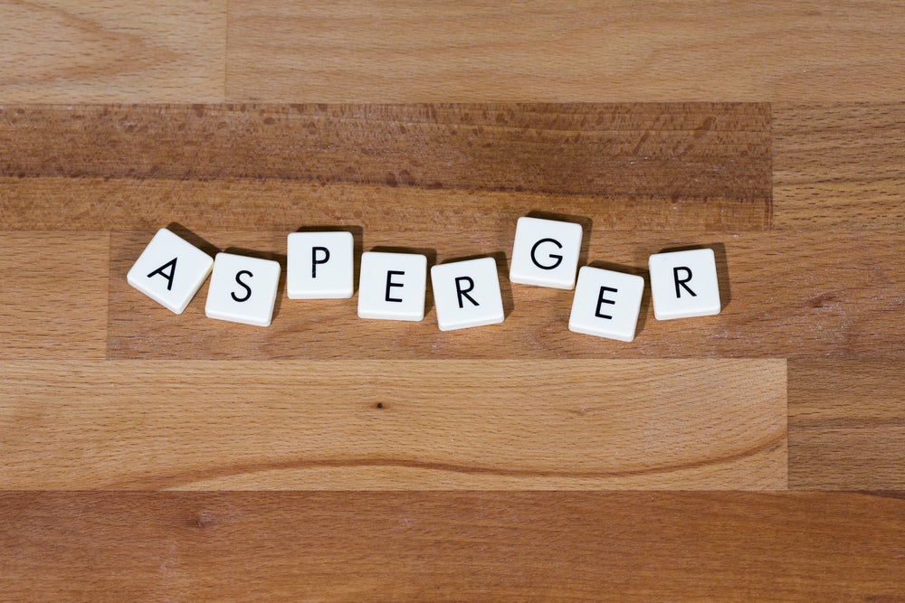 Parola Asperger scritta con lettere di legno.