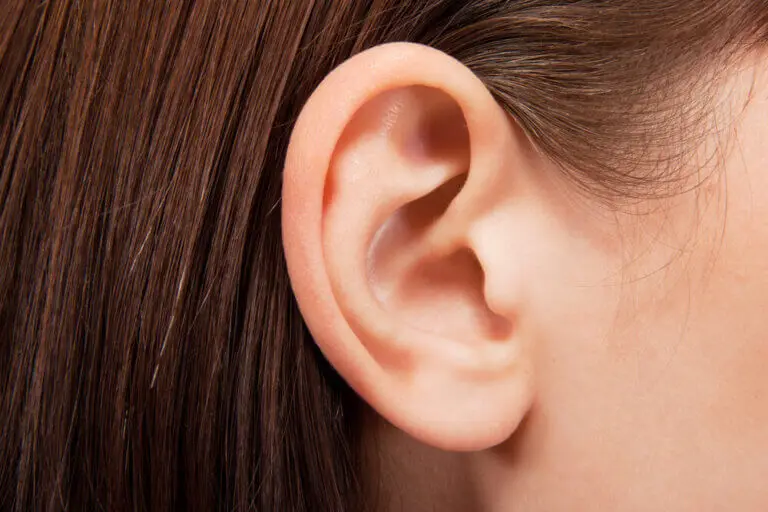 Tengo un bulto detrás de la oreja. ¿Qué puedo hacer?