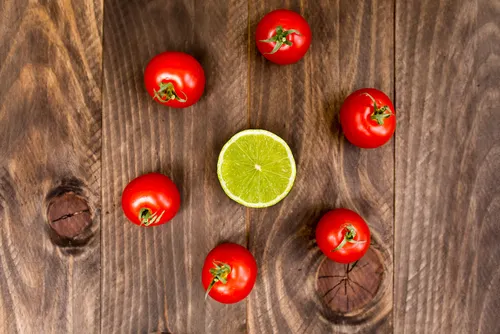Tomate y limón para hacer una loción antiojeras