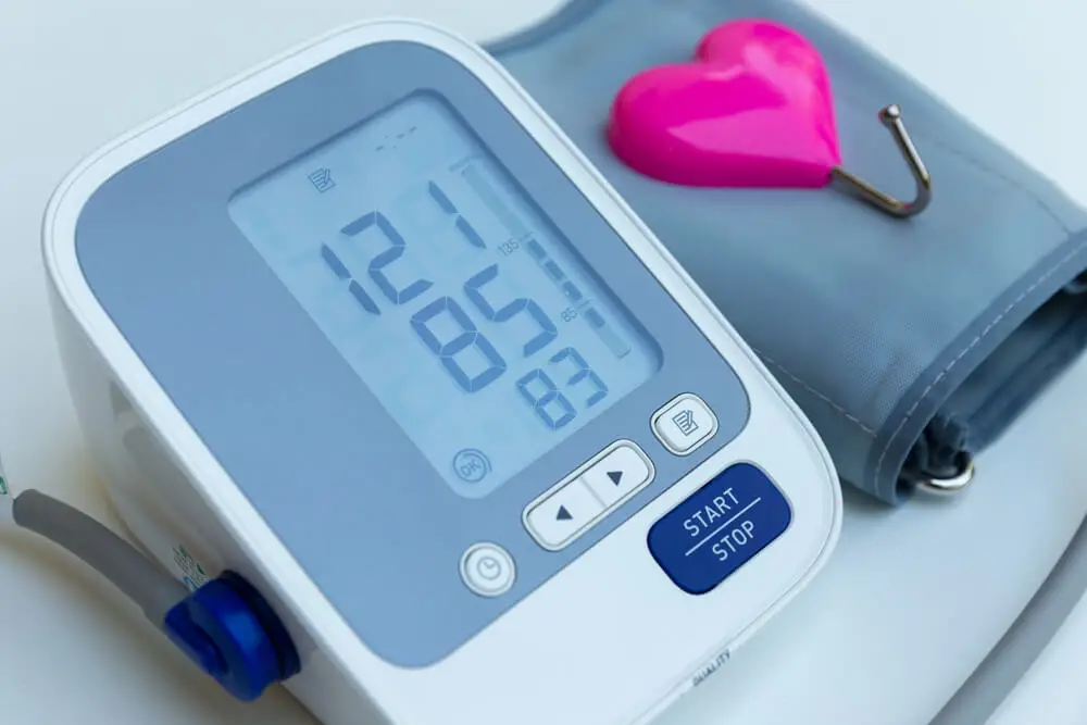 La práctica de actividad física de tipo aeróbico contribuye a mantener la tensión arterial dentro de la normalidad.