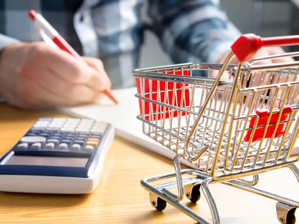Mujer haciendo la lista de la compra