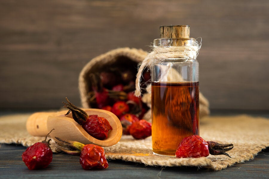 Olio essenziale di rosa canina.