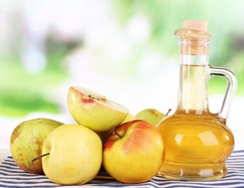 Tónico de vinagre de manzana y té verde para combatir el acné