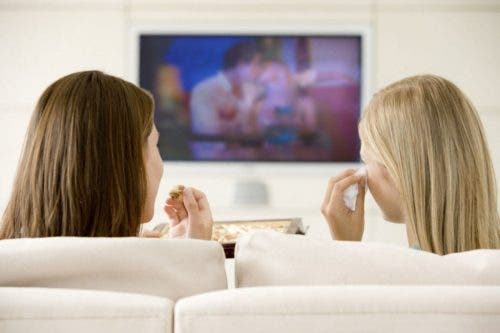 Amigas viendo la televisión
