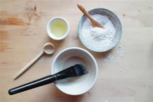 Huismiddeltje van witte klei en natuurlijke yoghurt voor een geïrriteerde huid