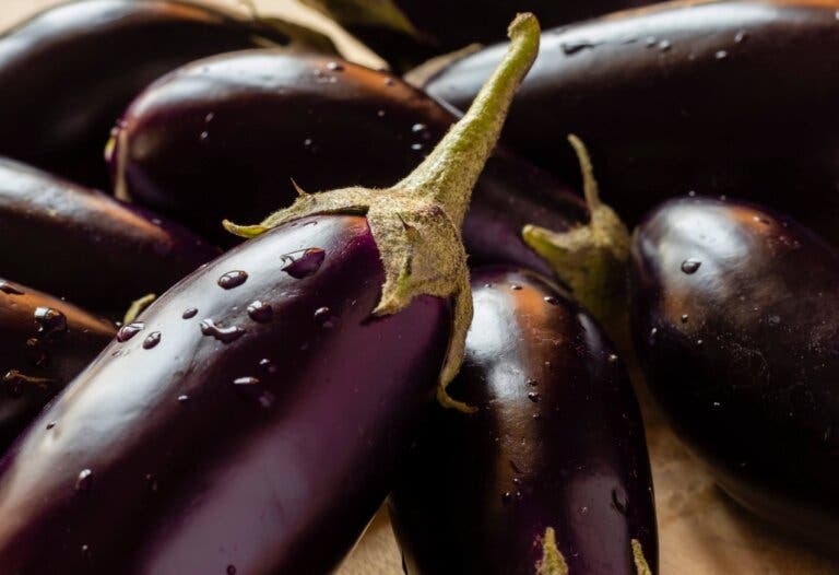 Cómo preparar agua de berenjena y limón para perder peso