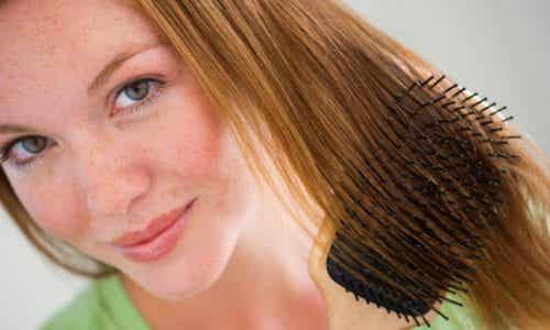 Recoger tu cabello puede perjudicar la salud de tu cuero cabelludo.