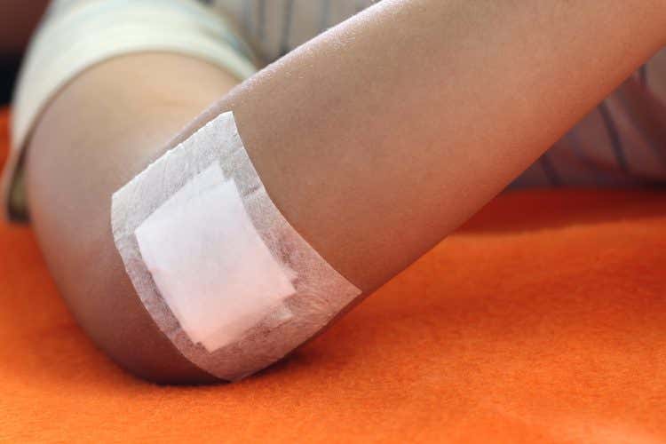 Usar vendaje al curar las heridas de un niño