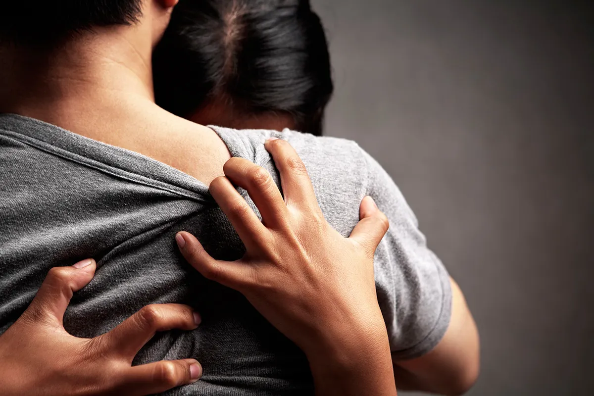 Pareja abrazada