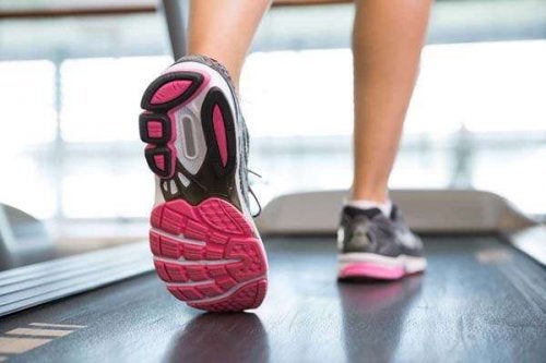 Körperliche Aktivität für Erwachsene - auf dem Laufband