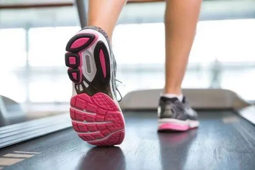 Mujer caminando en la cinta del gimnasio