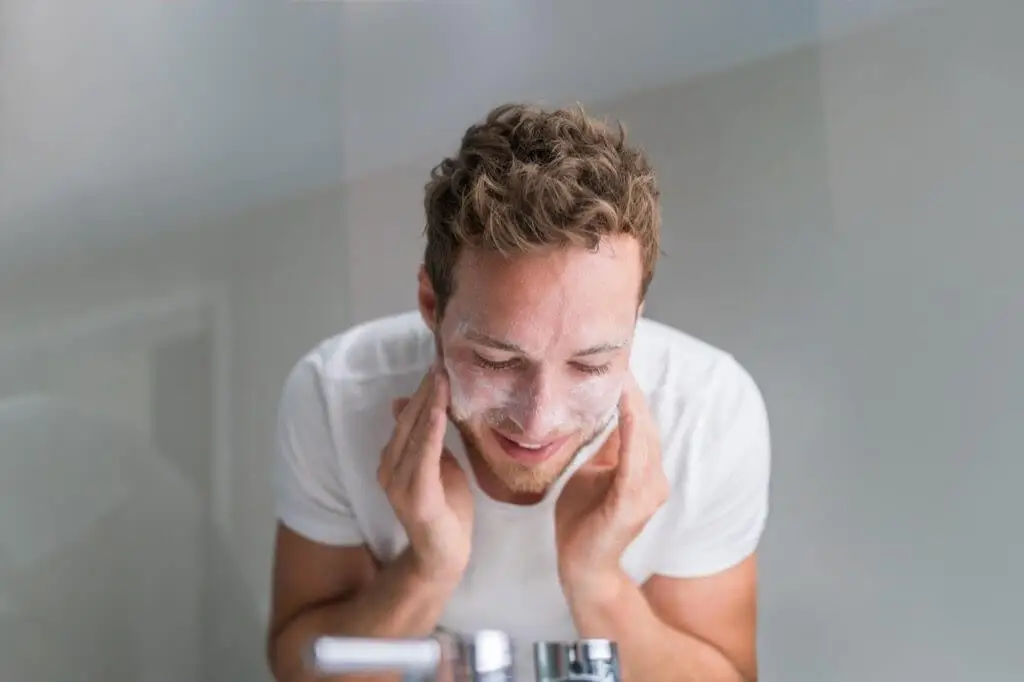 Hombre exfoliándose la piel